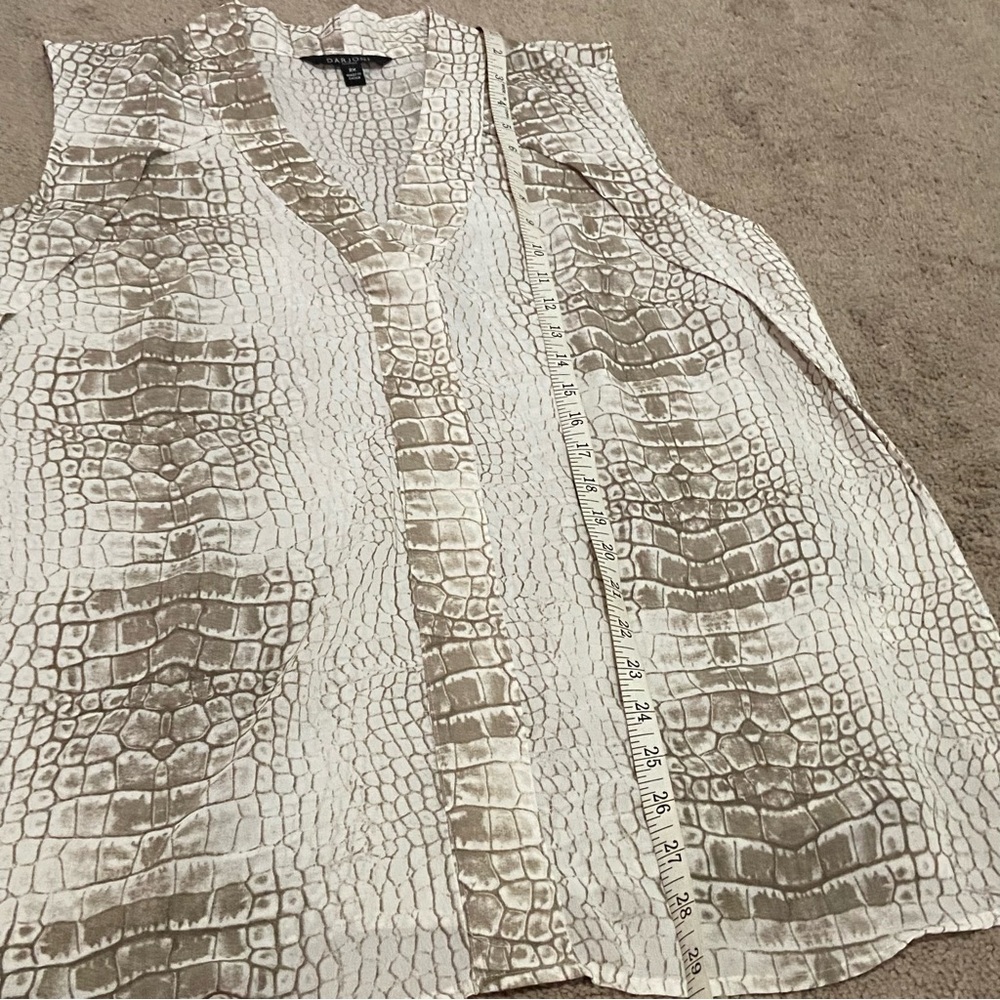 Sleeveless Croc-Print Blouse - White and Gray - Picture 4 of 8